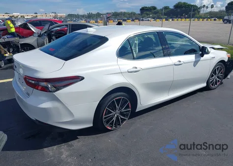 2021 Toyota Camry Xle Hybrid z USA, uszkodzony, nr VIN 4T1F31AK0MU555466